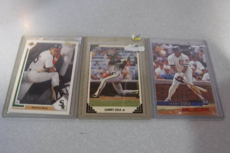 lot 3272 image: Set of 3 Sammy Sosa baseball cards in plastic covers