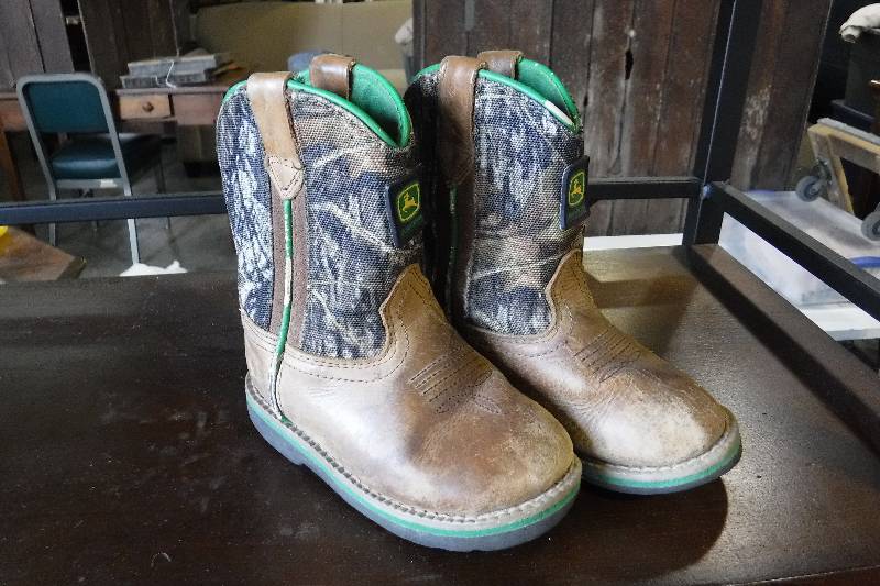 lot 3285 image: Kids John Deer boots