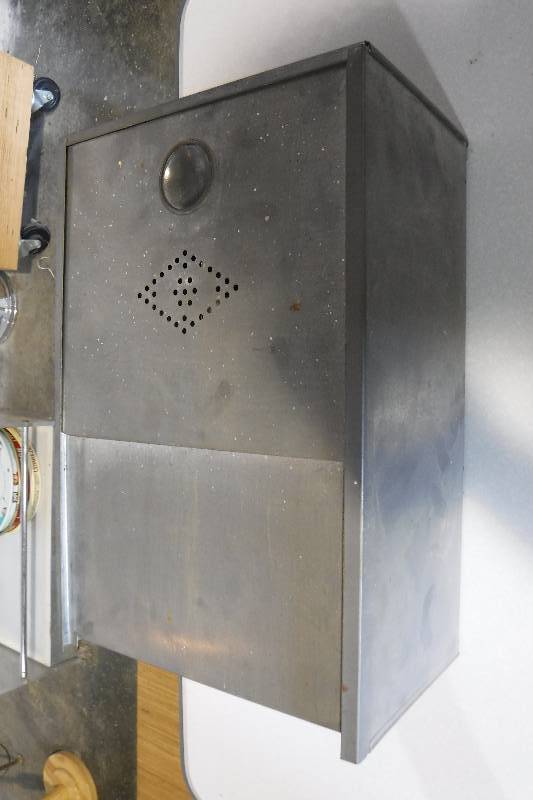 lot 3286 image: Vintage live animal carrier