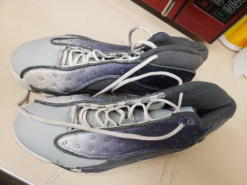 lot 2633 image: Jordans Size 9