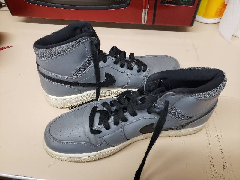 lot 2634 image: Jordans Size 9