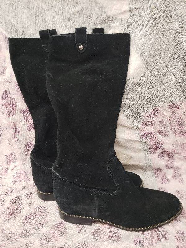 lot 2646 image: Michael Kors Boots Size 8M