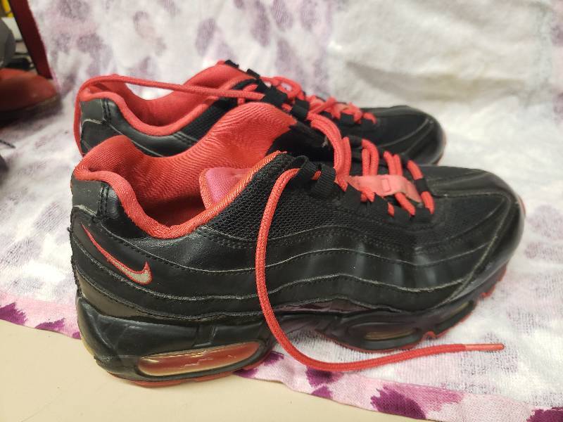 lot 2647 image: Nike Air max Size 9