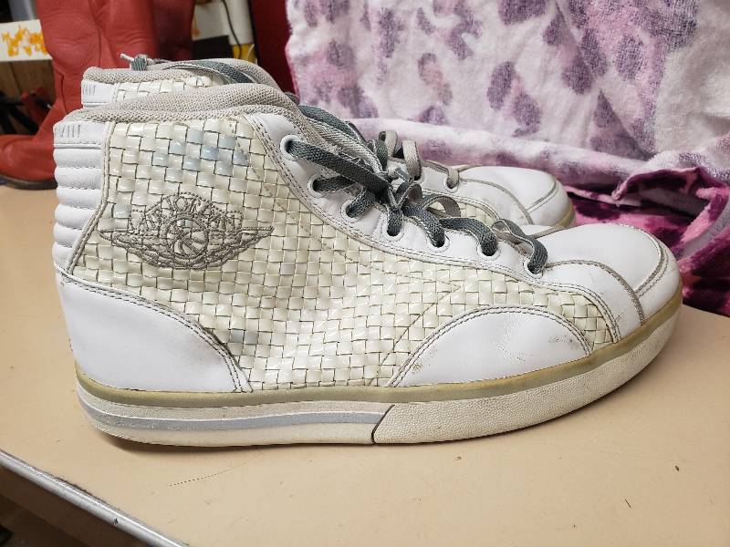 lot 2662 image: Air Jordans Size 9