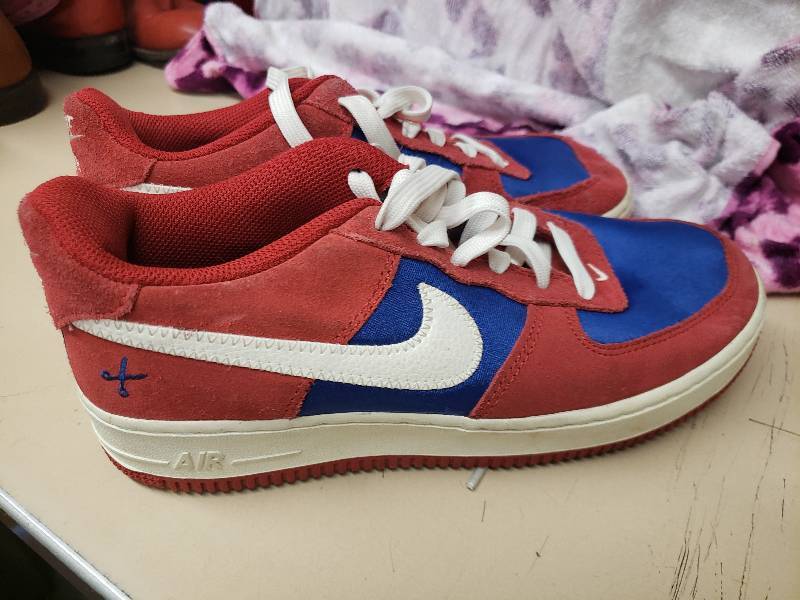 lot 2670 image: Nike Air Size 7Y