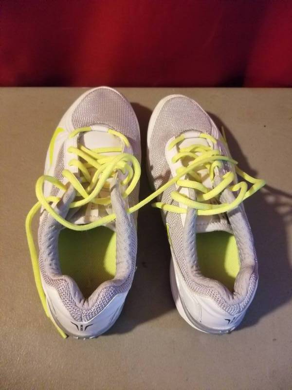 lot 2488 image: Ladies Nike Cleats Size 7.5