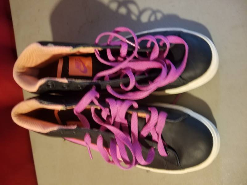 lot 2491 image: Black and Purple Nike Shoes Size 9