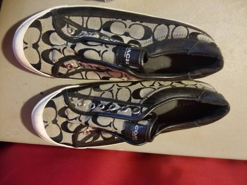lot 2493 image: Coach Shoes Size 10B