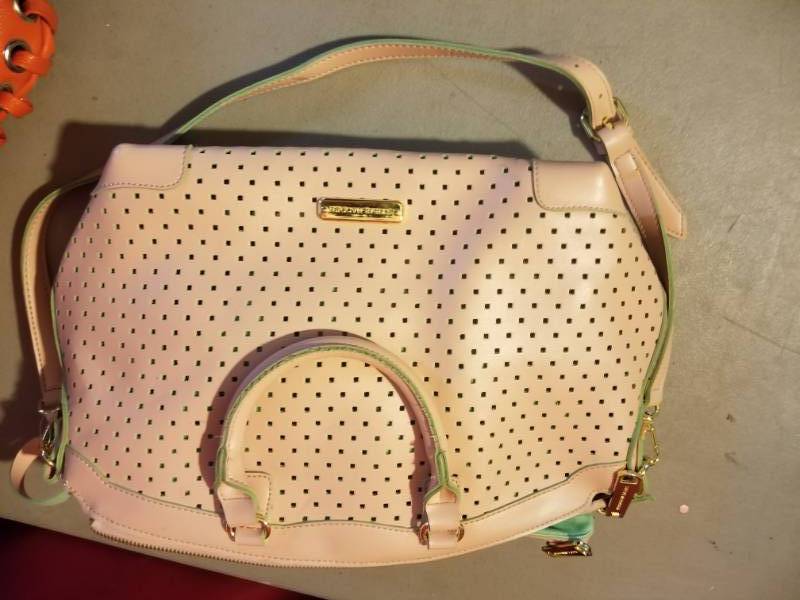 lot 2501 image: Steve Madden Pink Purse
