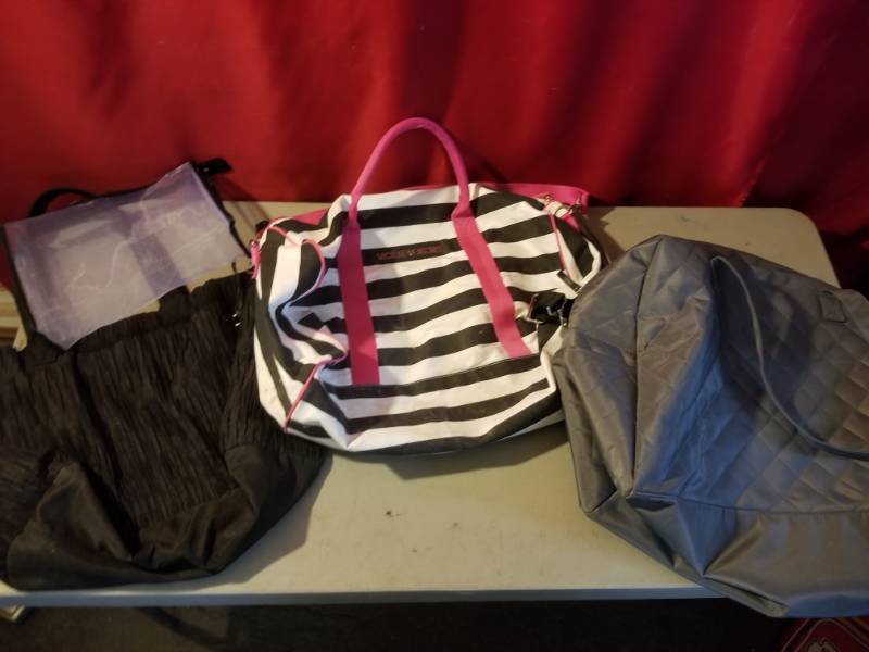 lot 2503 image: Lot of Purses