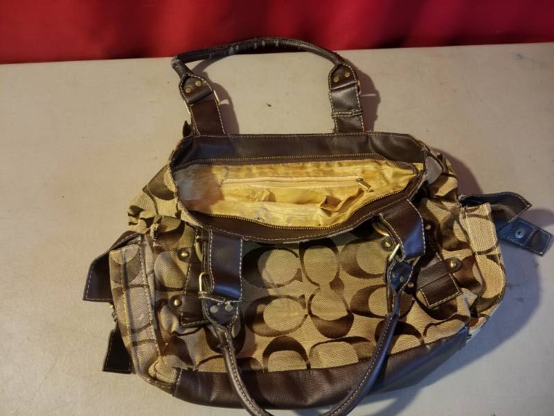 lot 2510 image: Coach Purse