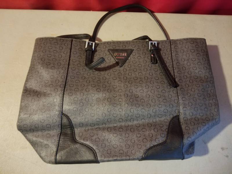 lot 2511 image: Guess Purse