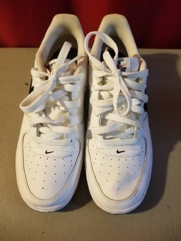 lot 2523 image: Nike Shoes Size 7Y