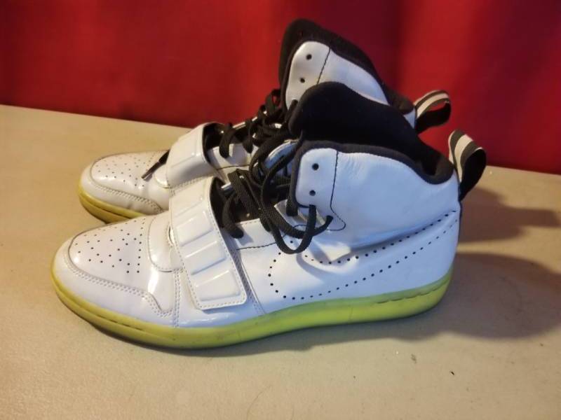 lot 2675 image: Nike Size 9