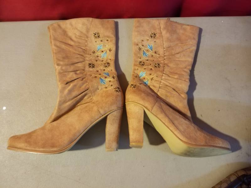 lot 2676 image: Ladies Boots Size 9