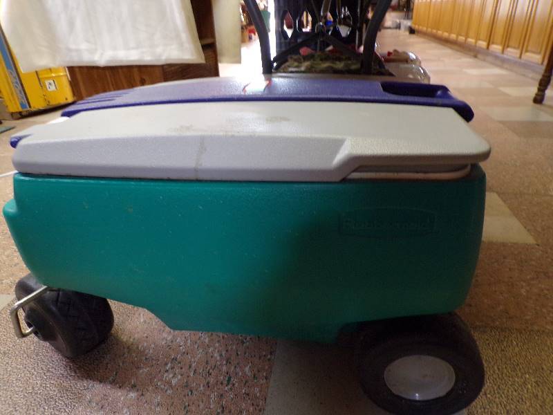 Rubbermaid Cooler - Roller Auctions