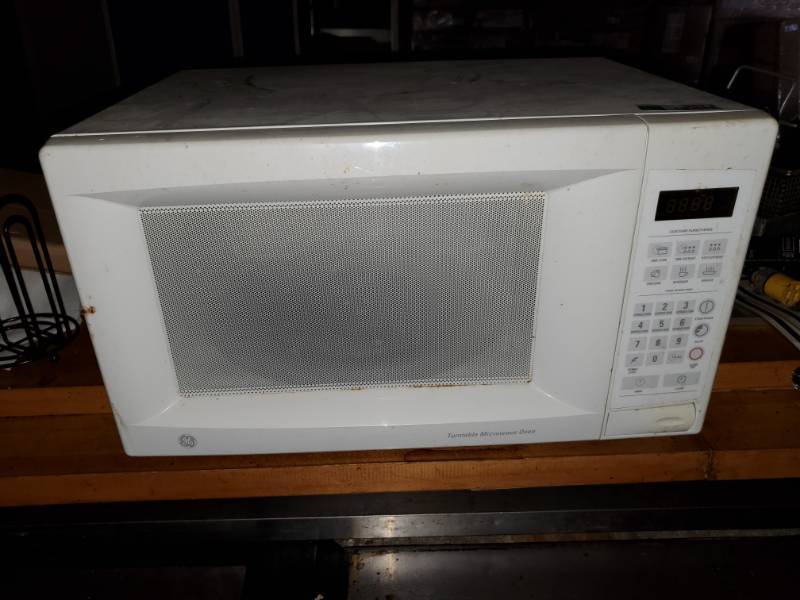 lot 3813 image: GE White Turntable Microwave