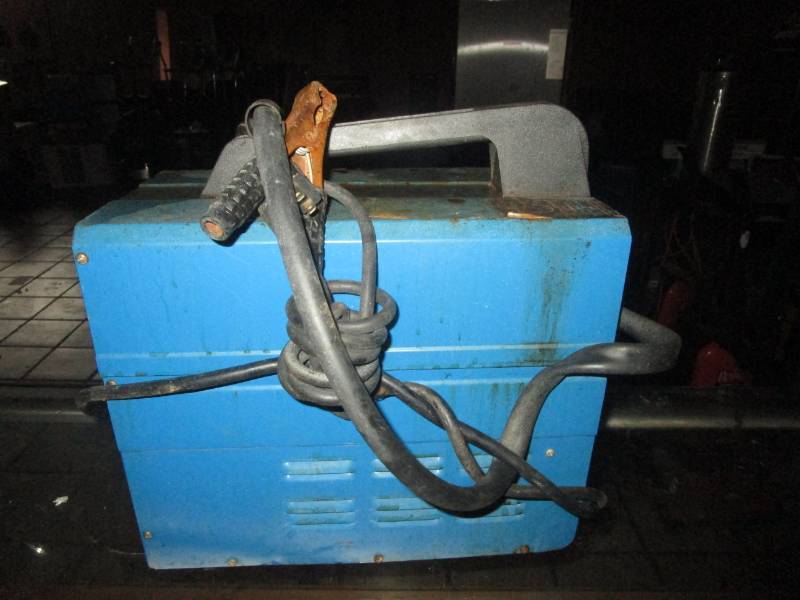 lot 5569 image: 90 Amp Flux Wire Welder