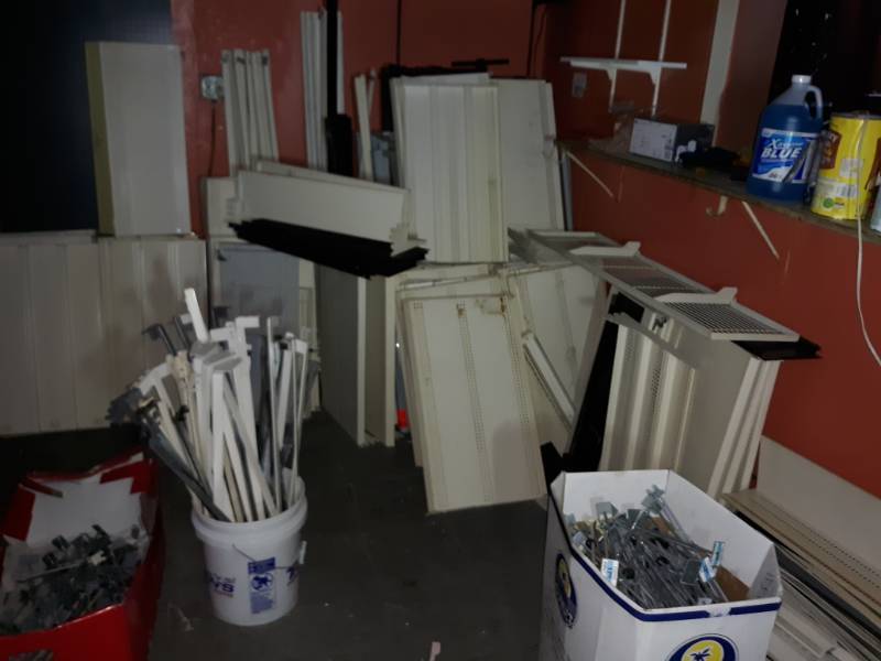 lot 5570 image: Lot of Misc Shelving Pieces and Parts