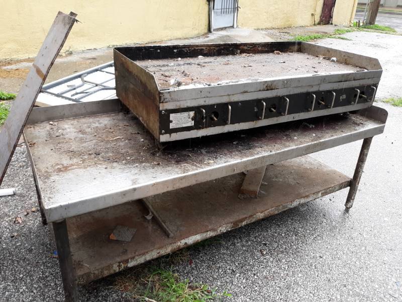 lot 100 image: Star Mfg Intl Natural Gas Model 6487 flatop griddle and SS Table