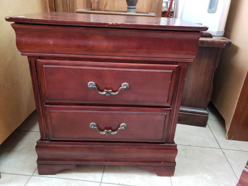 lot 1002 image: Mahogany Night Stand