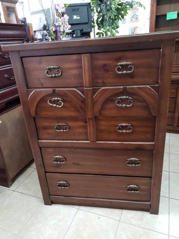 lot 1006 image: Antique Chest of Drawers