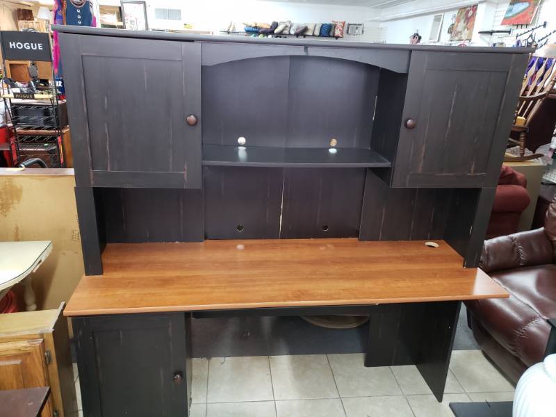 lot 1013 image: Office Desk with Cabinets for Storage