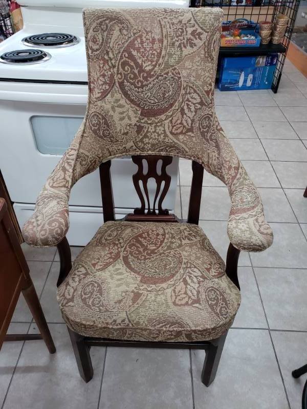 lot 1016 image: Vintage Beige Printed Evening Chair