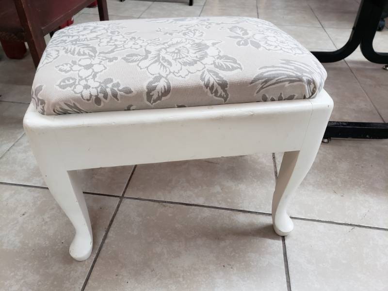 lot 1017 image: White Padded Stool with little Birdie Print