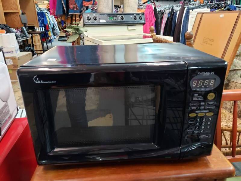 lot 1028 image: Black Daewood Microwave Oven