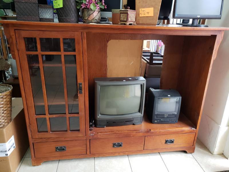 lot 1031 image: Television Entertainment Stand with Glass Door