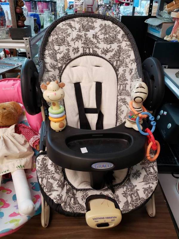 lot 1033 image: Graco Infant Vibrating Chair