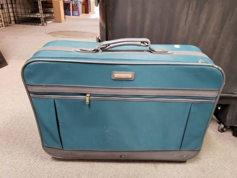 lot 1040 image: American Tourist Turquoise Luggage