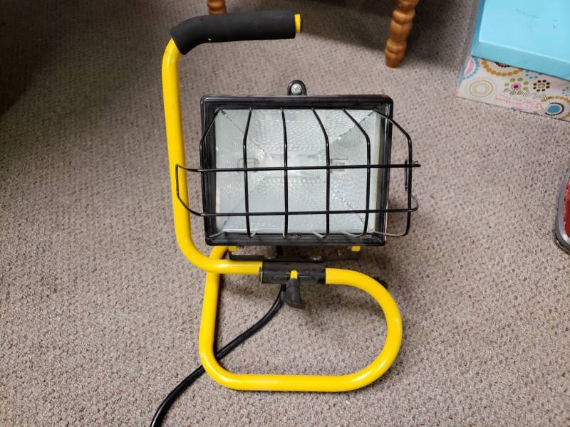 lot 1051 image: Portable Jobsite Plug in Can Light