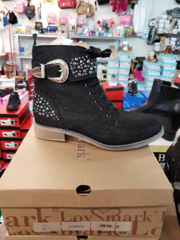 lot 1093 image: Striker Black Glitter Boots - Size 10