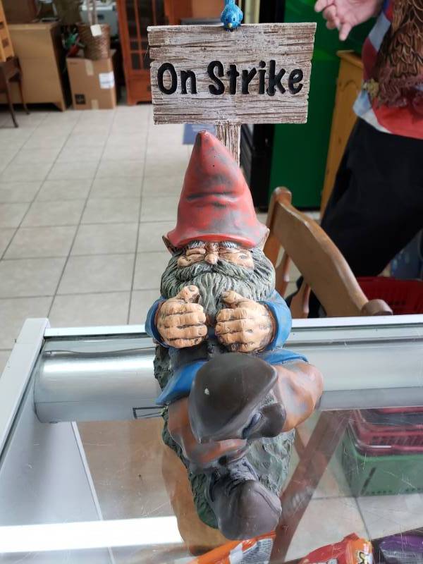 lot 1100 image: On Strike Gnome