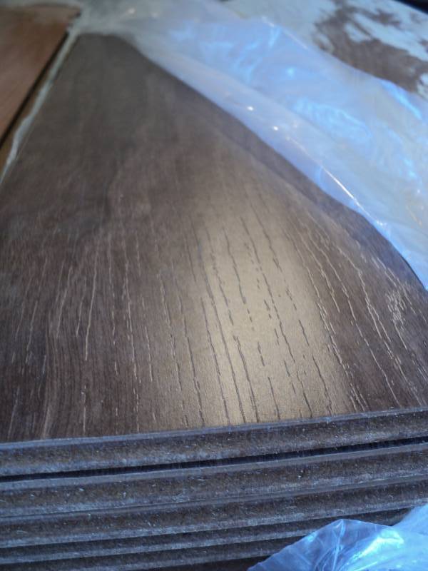 lot 9376 image: (1) box flooring, 10 planks, 5-34 x 48, Color  Oak