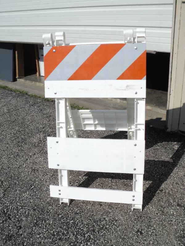 lot 9405 image: Uline H-2882Type 1 Plastic Traffic barricade, 2 x 44