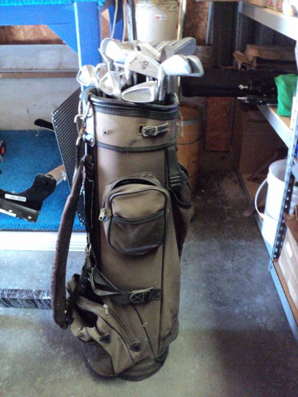 lot 9409 image: Mixed lot Knight Golf bag with (30)ct assortment of clubs, mixed brands and styles