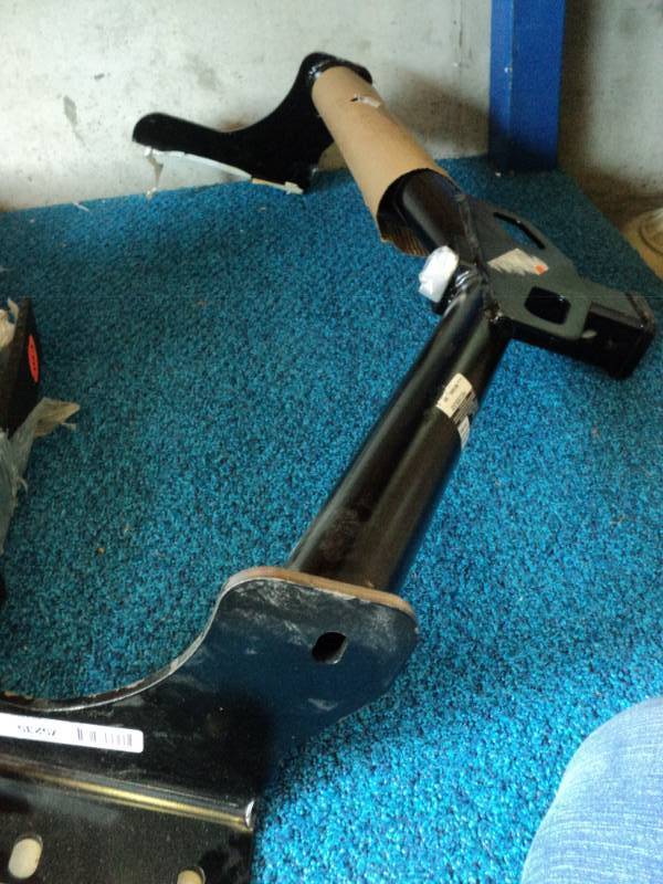 lot 9421 image: Frame trailer hitch 75235, includes mounting hardware