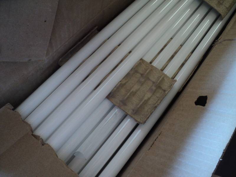 lot 9426 image: (1) box of (24) Philips Alto Silhouette Fluorescent bulbs FS4TS 841