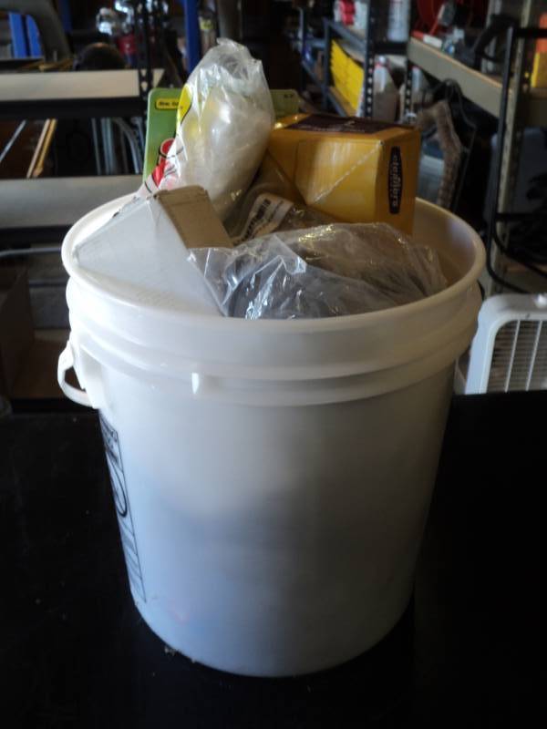 lot 9440 image: 29 lbs hardware in a 5 gallon bucket