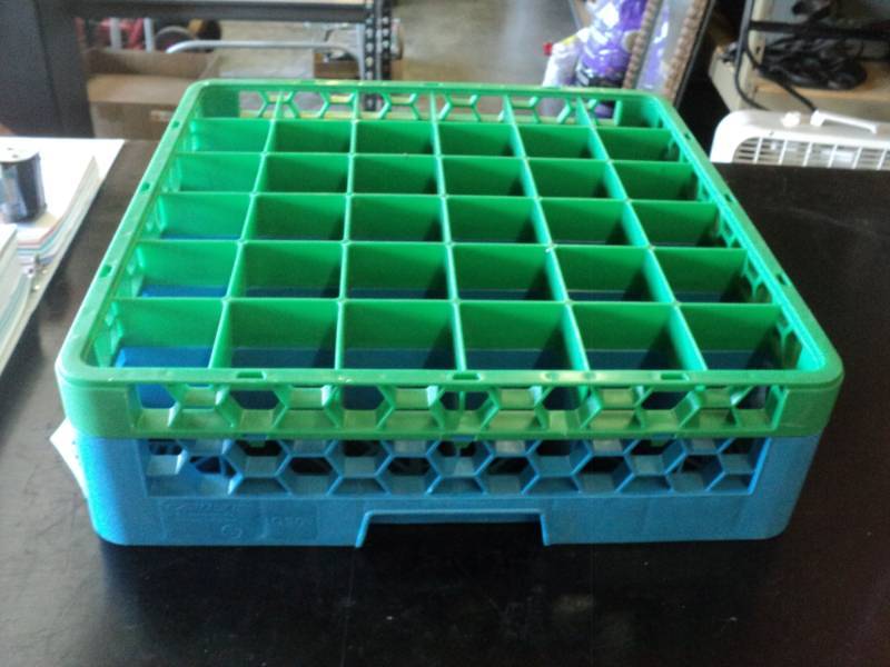 lot 9443 image: Carlisle Dish Washer Rack, RG36