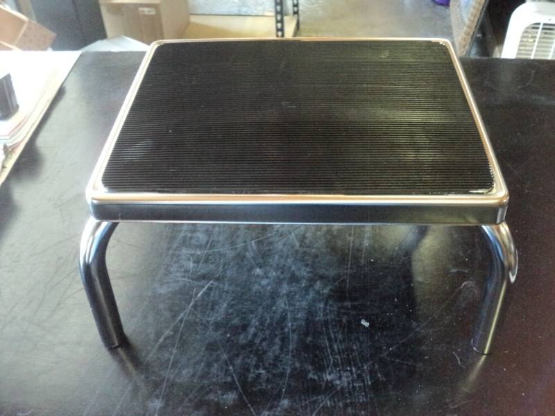 lot 9455 image: Vaunn Medical step stool with anti-skid mat top, 12 x 14 x 8