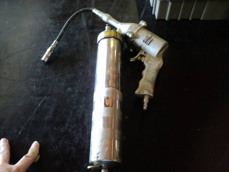 lot 9469 image: Central Pneumatic Air Grease Gun Stock no. 218, used