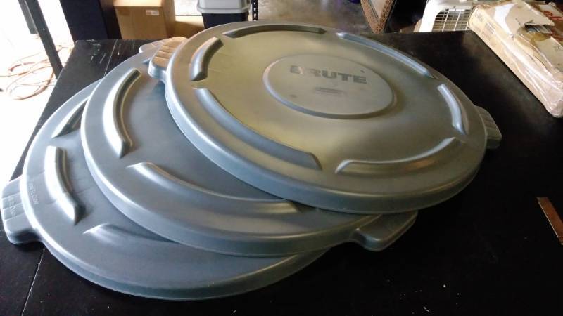 lot 9472 image: (3) ct lot Rubbermaid Trash can lids, 90-2645-60, gray