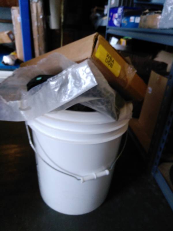 lot 9478 image: 41 lbs hardware in a 5 gallon bucket