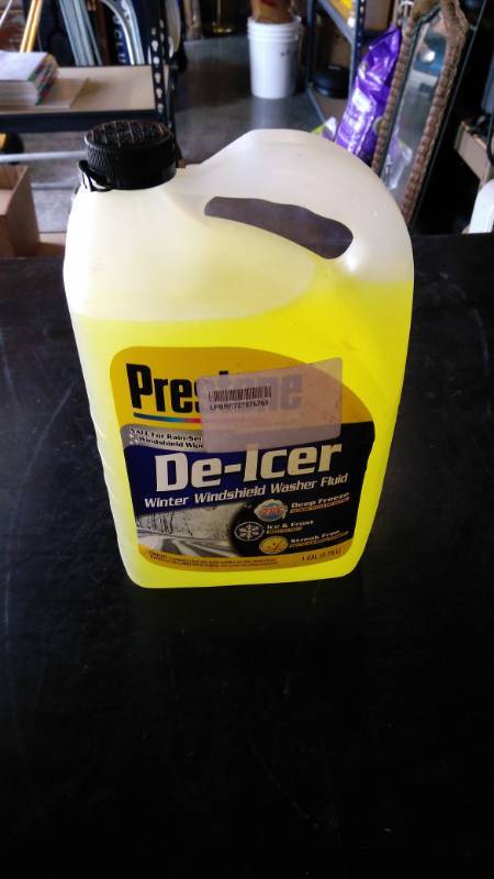 lot 9517 image: (1) Gallon Prestone De-Icer Winter Windshield Washer Fluid
