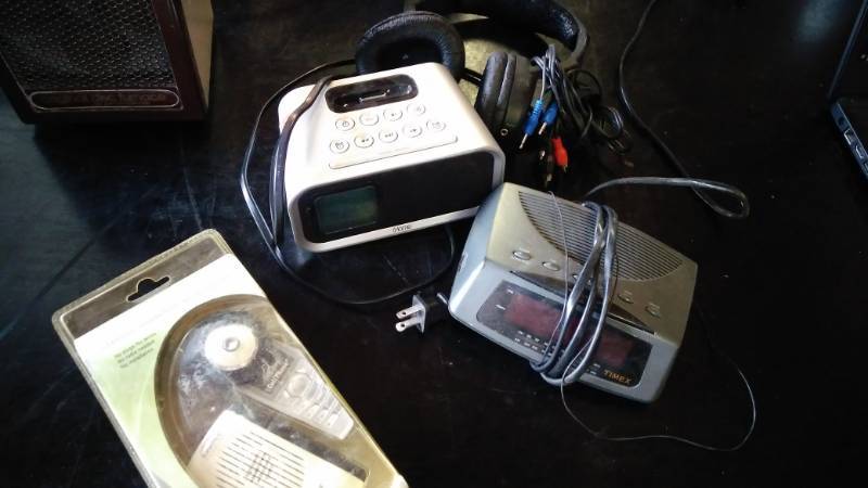 lot 9527 image: Mixed lot alarm clocks, headphones, hands free speakerphone attachment