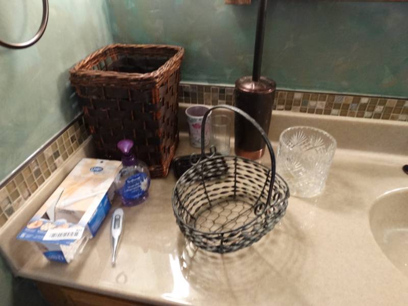 lot 402 image: Bathroom waste basket, basket, glass decor.
